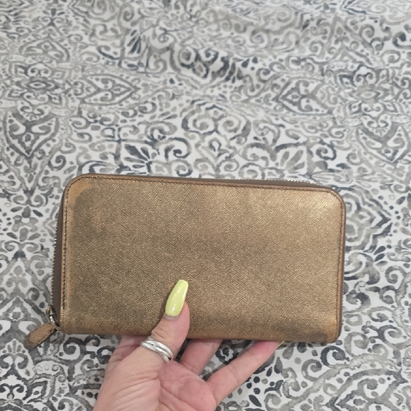 Prada Gold Metallic Wallet Sleek Design With Card Authentic - Picture 3 of 11